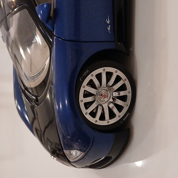 1/18 AUTOart Bugatti EB 16.4 Veyron Production Car Black and Blue - Picture 5 of 7